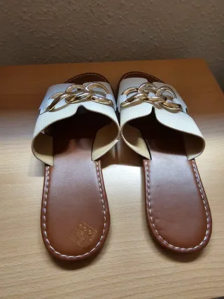 Sandalias blancas con cadena dorada