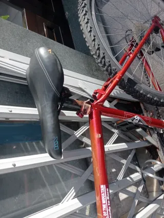 Bici de montaña roja