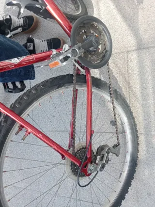Bici de montaña roja