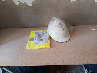 Chaleco de alta visibilidad y casco de seguridad