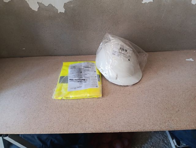 Chaleco de alta visibilidad y casco de seguridad