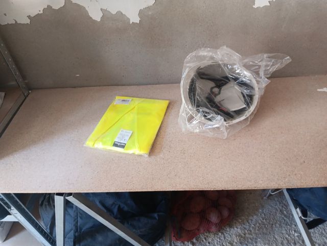 Chaleco de alta visibilidad y casco de seguridad