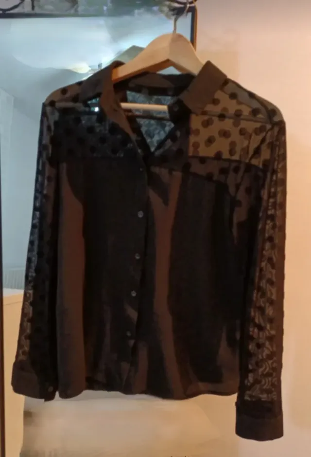 Blusa negra con detalles de terciopelo