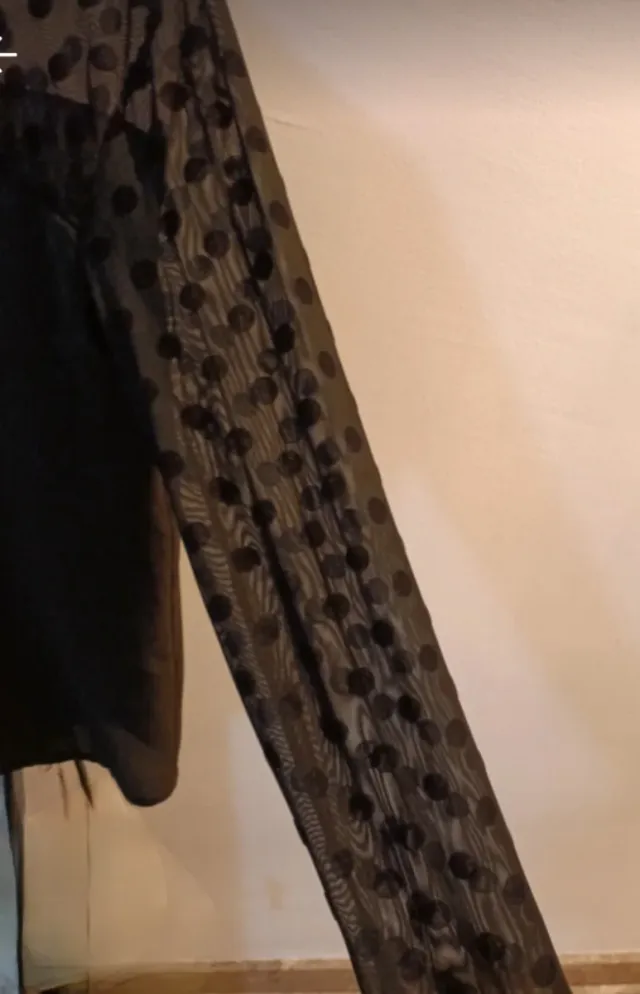 Blusa negra con detalles de terciopelo