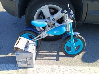 Bicicleta de equilibrio azul
