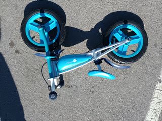 Bicicleta de equilibrio azul