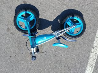 Bicicleta de equilibrio azul