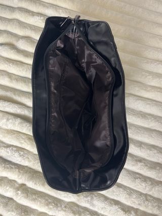 Bolso negro de piel sintética
