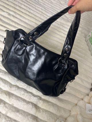 Bolso negro de piel sintética