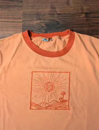Camiseta de algodón con estampado bordado 