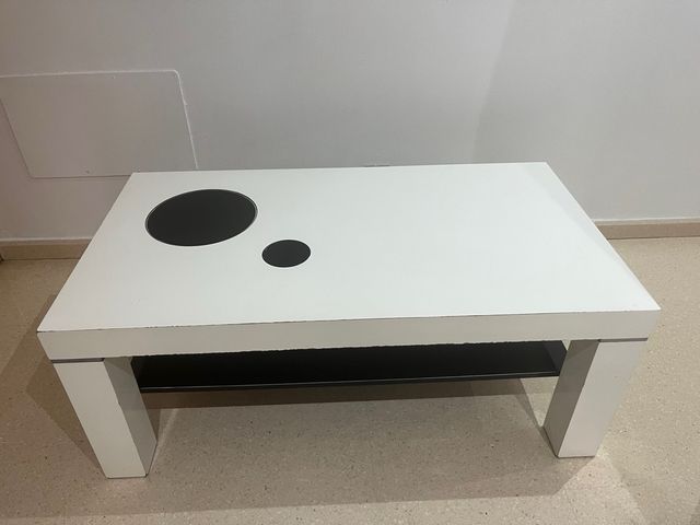 Mesa de centro blanca con detalles negros