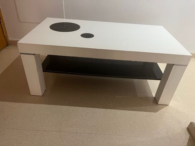 Mesa de centro blanca con detalles negros
