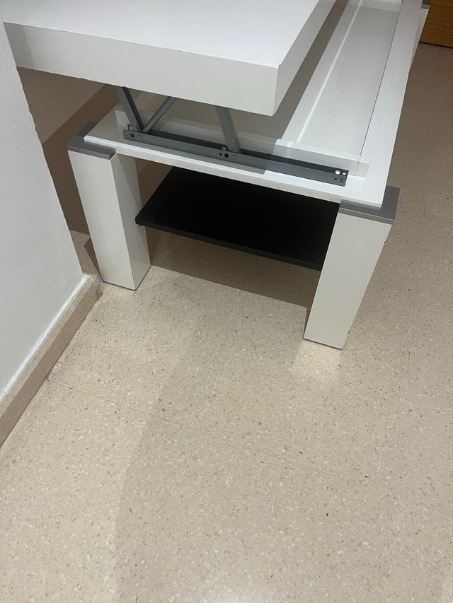 Mesa de centro blanca con detalles negros