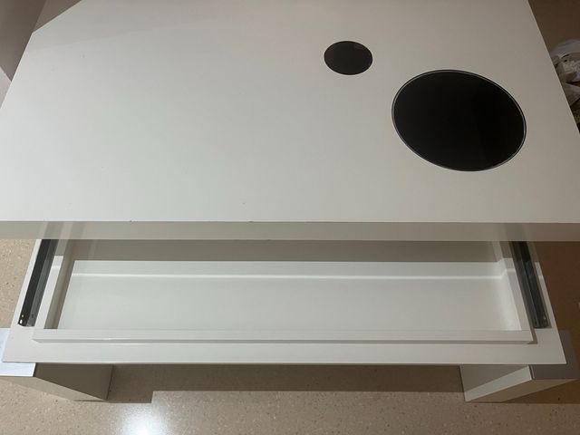 Mesa de centro blanca con detalles negros