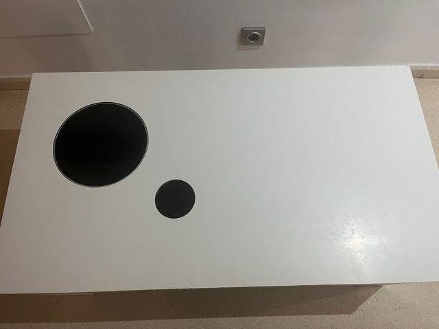 Mesa de centro blanca con detalles negros