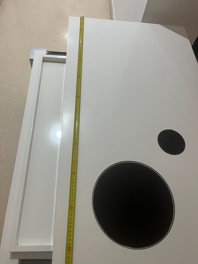 Mesa de centro blanca con detalles negros