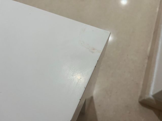 Mesa de centro blanca con detalles negros