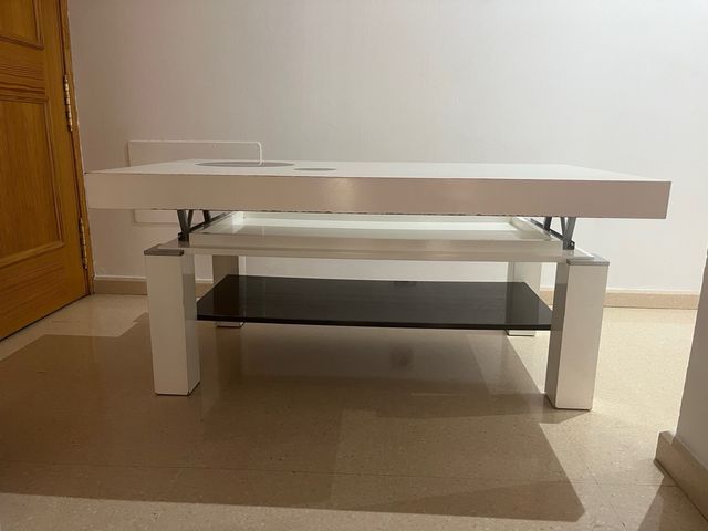 Mesa de centro blanca con detalles negros