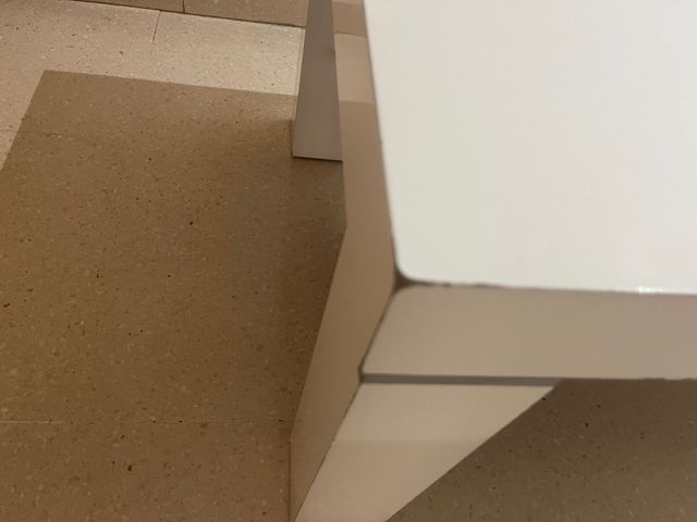 Mesa de centro blanca con detalles negros