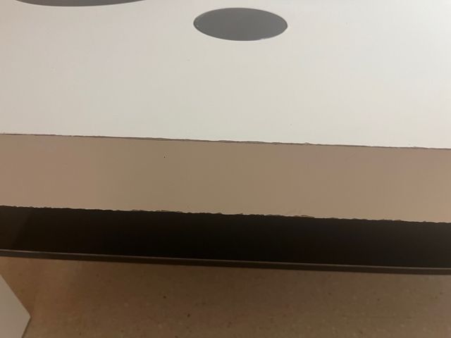 Mesa de centro blanca con detalles negros