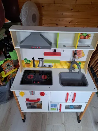 Cocinita de madera con accesorios