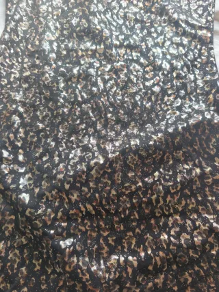 Vestido asimétrico animal print negro y dorado
