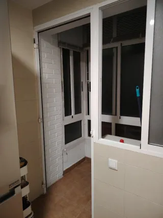 Puerta con cristal y rejillas