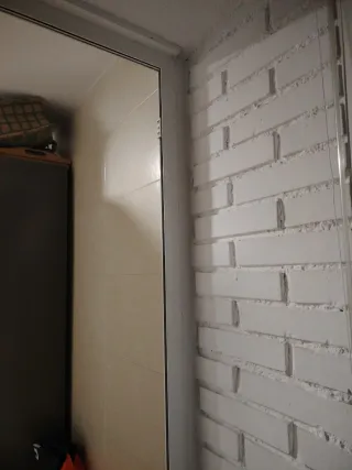 Puerta con cristal y rejillas