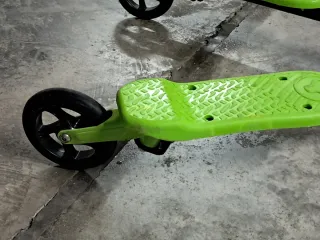 Patín infantil 3 ruedas verde