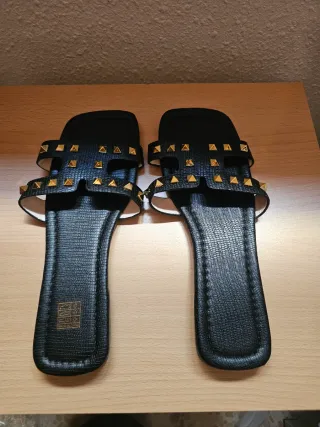 Sandalias negras con tachuelas doradas
