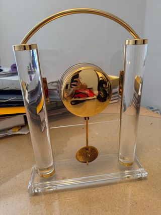 Reloj de sobremesa acrílico y dorado