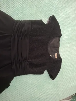 Vestido negro elegante con volantes