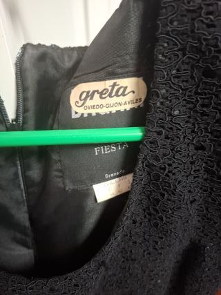 Vestido negro elegante con volantes