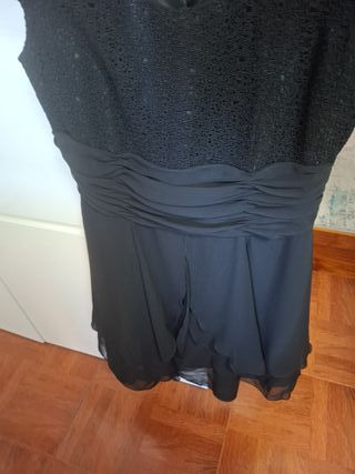 Vestido negro elegante con volantes