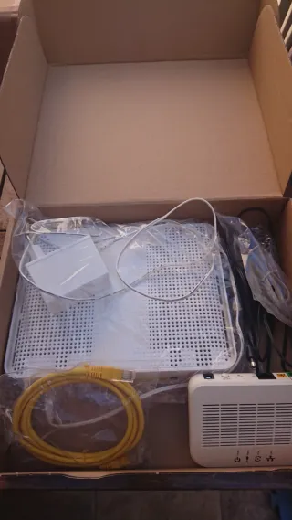 Router WiFi y Adaptador de Corriente