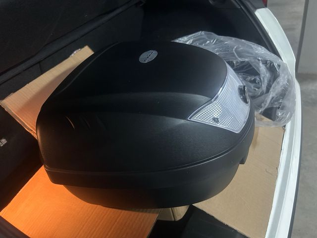 Nuevo. Baúl para moto 28L y soporte