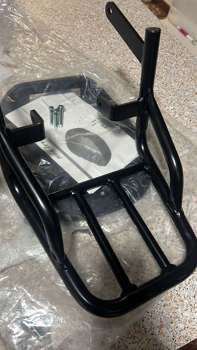 Nuevo. Baúl para moto 28L y soporte