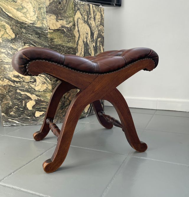 Reposapiés de piel Valenti Cardinal