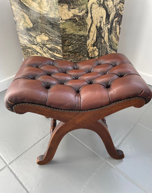 Apoio para os pés em pele Valenti Cardinal