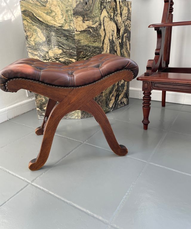 Apoio para os pés em pele Valenti Cardinal