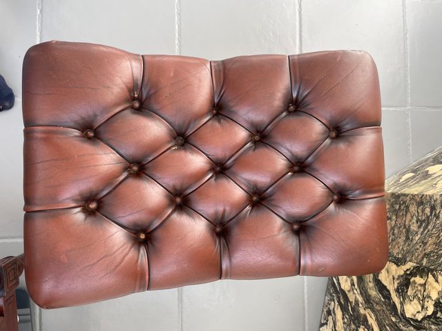 Apoio para os pés em pele Valenti Cardinal