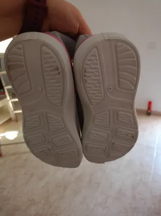 Zapatillas deportivas grises y rosas