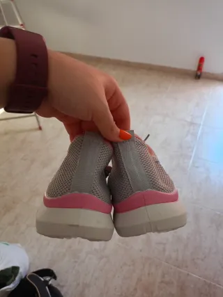 Zapatillas deportivas grises y rosas