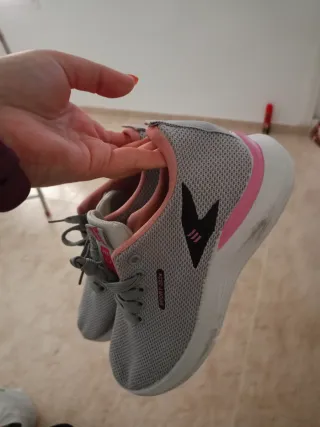 Zapatillas deportivas grises y rosas
