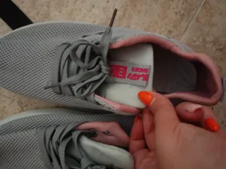 Zapatillas deportivas grises y rosas