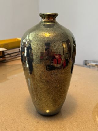 Jarrón decorativo dorado y metálico