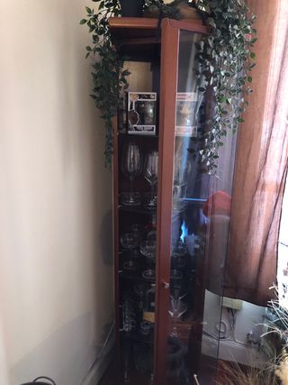 Estantería de cristal y madera
