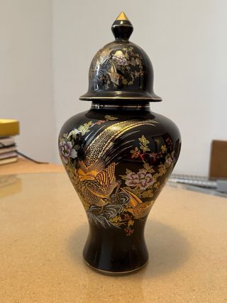 Jarrón oriental negro con pájaros dorados