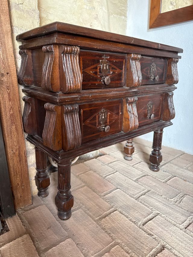 Cajonera antigua de madera con 4 cajones