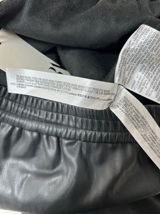 Pantalón Zara efecto piel negro Talla L